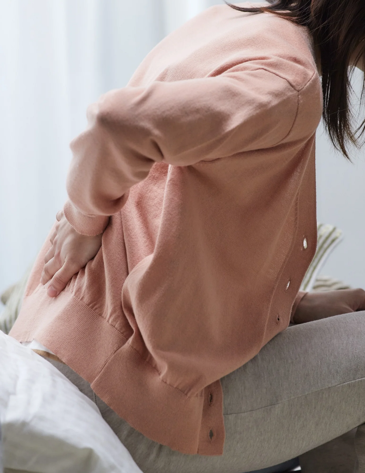 what causes hip pain that radiates down the leg