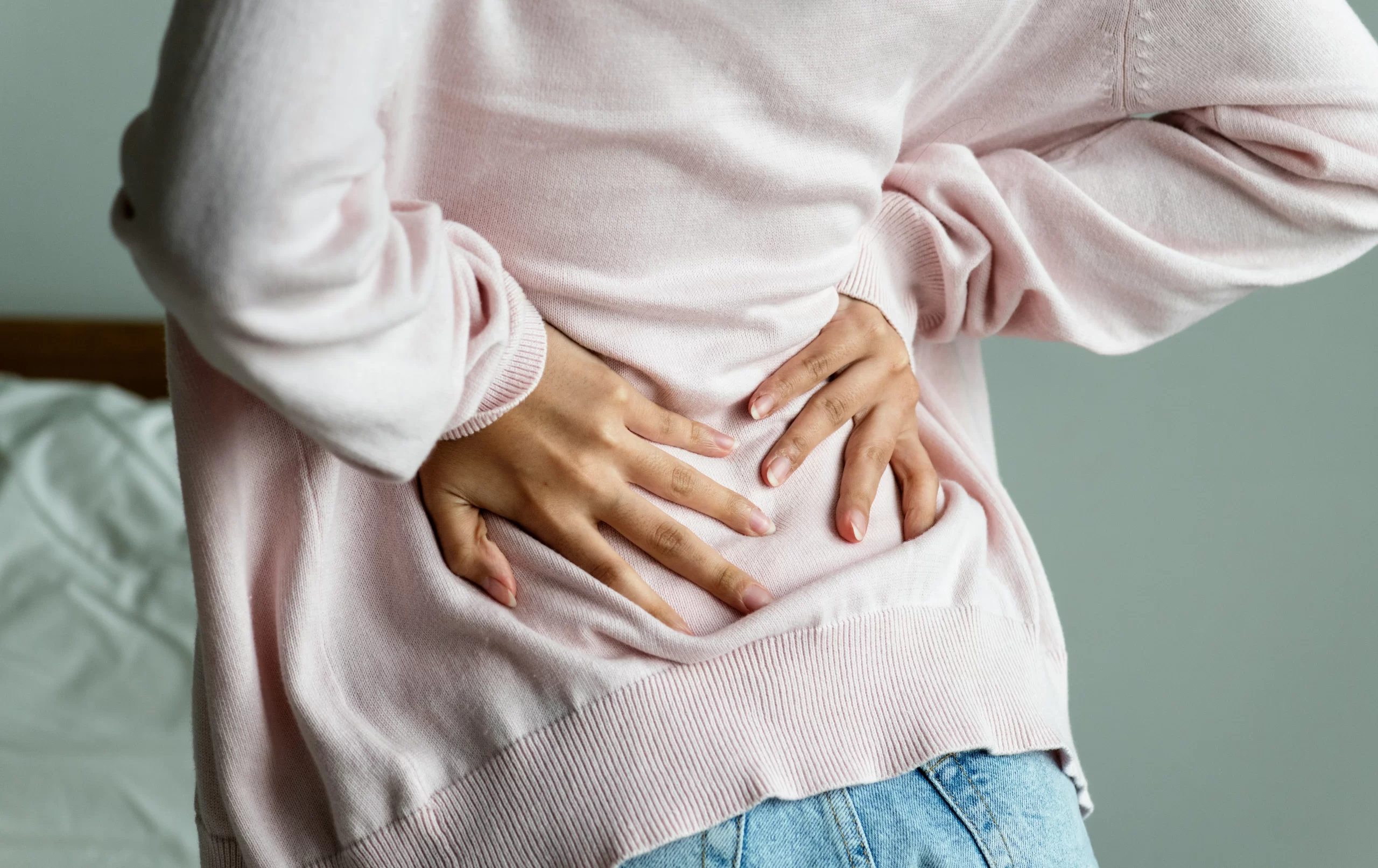 what causes sciatic pain in buttocks​